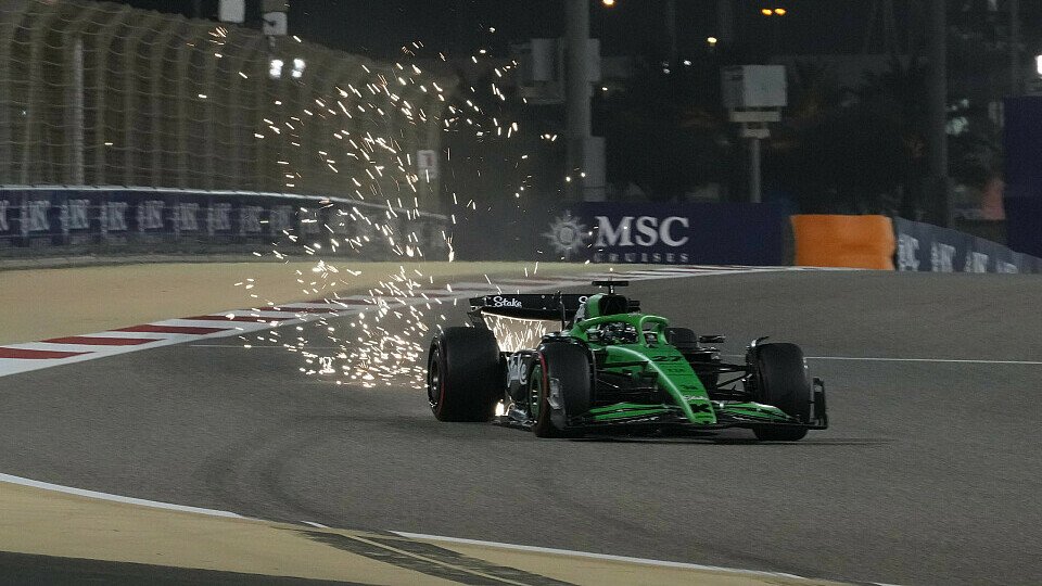 Nico Hülkenberg auf der Strecke in Bahrain mit Funkenflug hinter dem Sauber Nico Hülkenberg auf der Strecke in Bahrain mit Funkenflug hinter dem Sauber