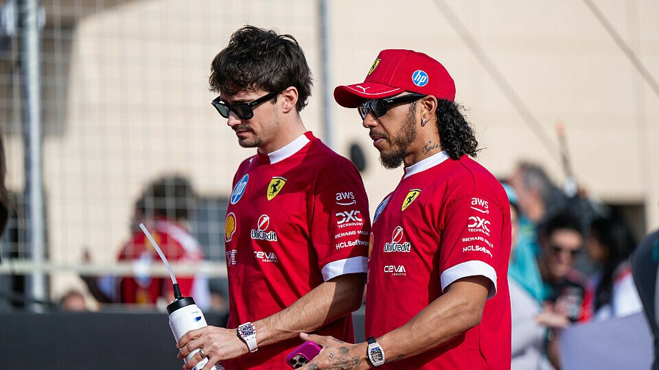 Ferrari-Piloten Charles Leclerc und Lewis Hamilton nach der Fahrerparade Ferrari-Piloten Charles Leclerc und Lewis Hamilton nach der Fahrerparade