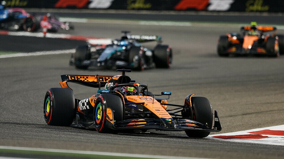McLaren-Pilot Oscar Piastri vor George Russell im Mercedes und Lando Norris im McLaren McLaren-Pilot Oscar Piastri vor George Russell im Mercedes und Lando Norris im McLaren