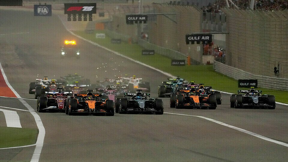 Polesetter Oscar Piastri gewinnt den Start vor George Russell im Mercedes und Charles Leclerc im Ferrari Polesetter Oscar Piastri gewinnt den Start vor George Russell im Mercedes und Charles Leclerc im Ferrari