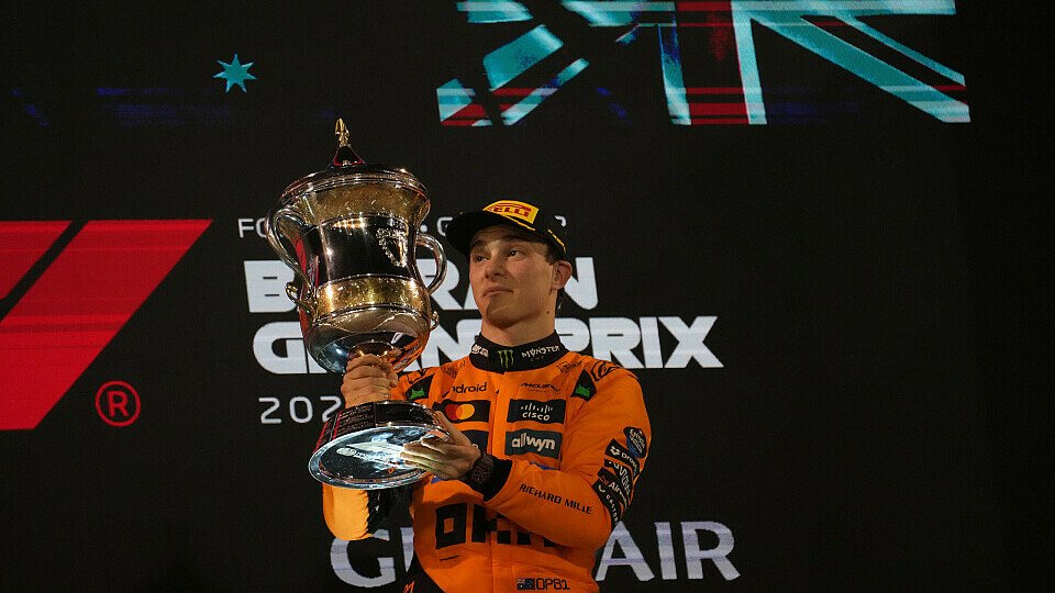 Oscar Piastri (McLaren) feiert mit Pokal den zweiten Saisonsieg auf dem Podium Oscar Piastri (McLaren) feiert mit Pokal den zweiten Saisonsieg auf dem Podium