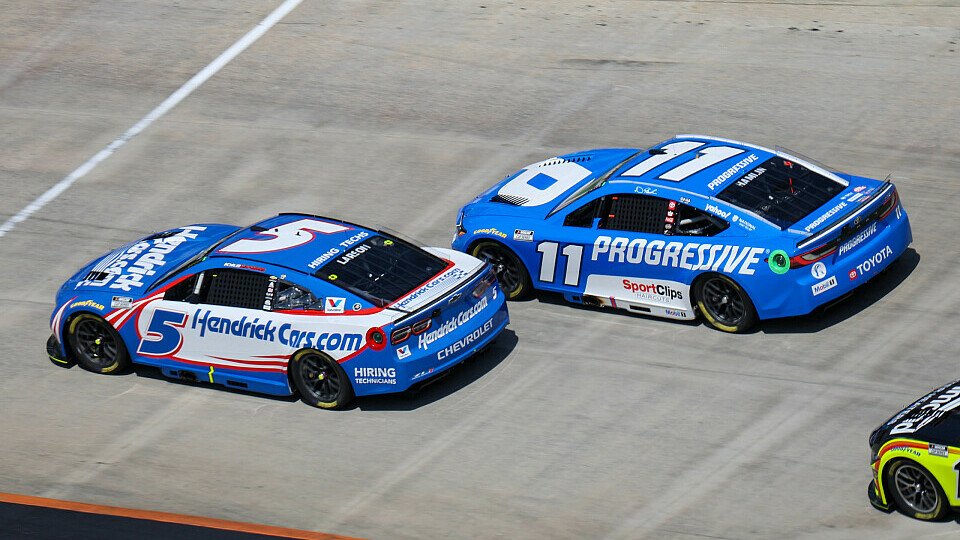 Kyle Larson (#5 Hendrick Motorsports) vor Denny Hamlin (#11 Joe Gibbs Racing)