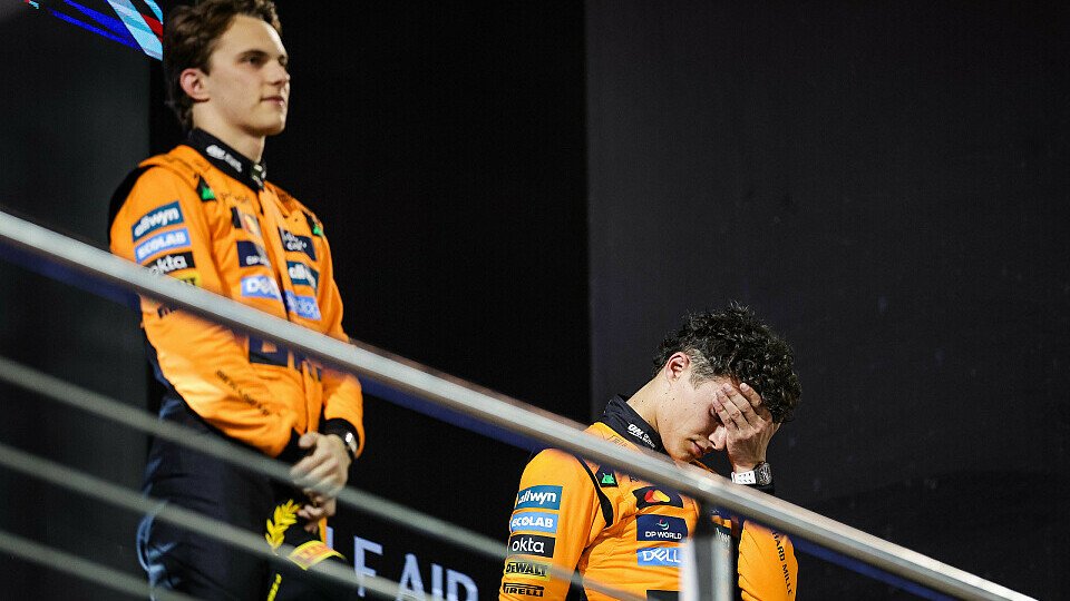 Oscar Piastri und Lando Norris (beide McLaren) auf dem Podium beim Bahrain-GP 2025 in Sakhir.