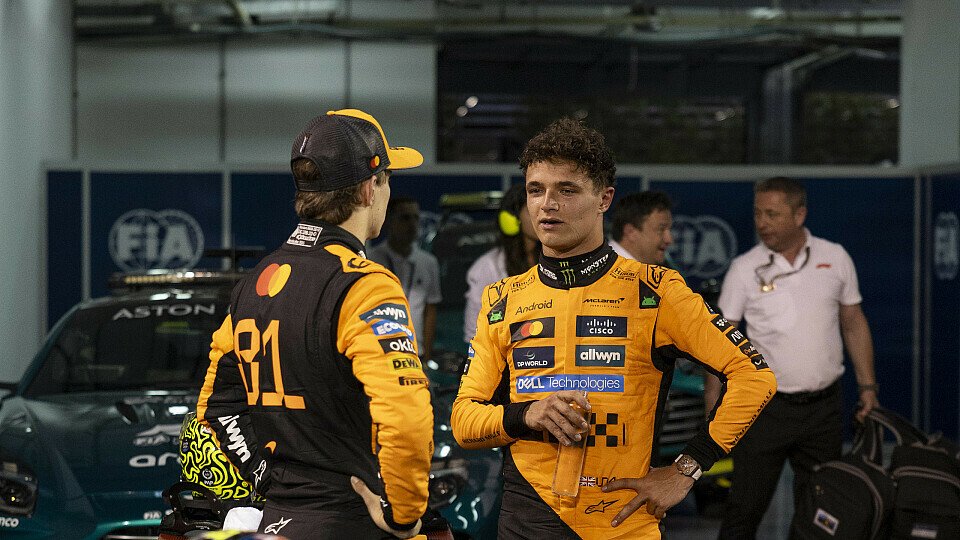 Oscar Piastri und Lando Norris (beide McLaren) im Gespräch nach dem Bahrain-GP 2025 in Sakhir.