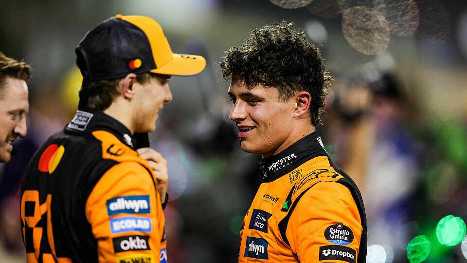 Oscar Piastri und Lando Norris (beide McLaren) im Gespräch nach dem Bahrain-GP 2025 in Sakhir.