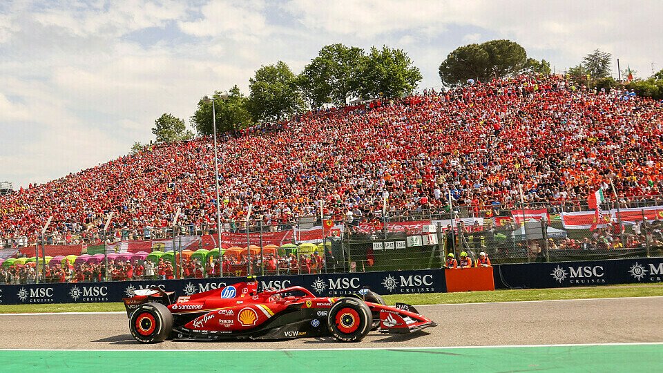 Ferrari-Bolide fährt vor Fans-Tribüne in Imola Ferrari-Bolide fährt vor Fans-Tribüne in Imola