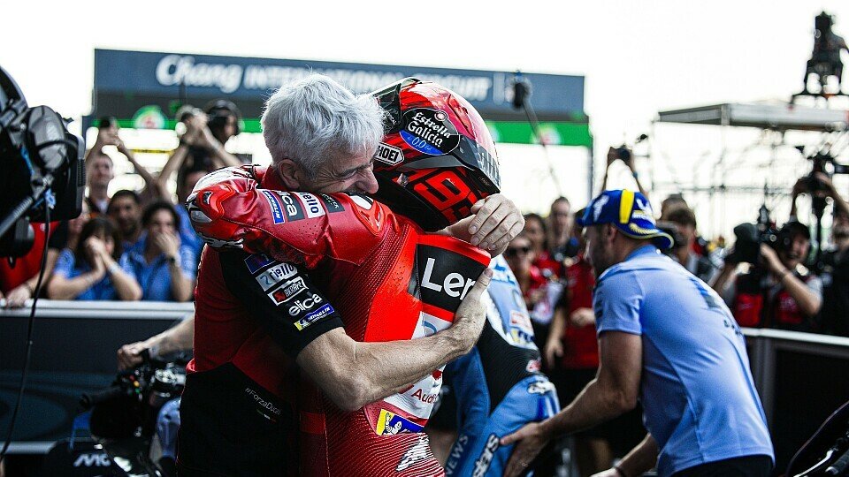 Marc Marquez und Gigi Dall'Igna feiern den Sieg in Thailand