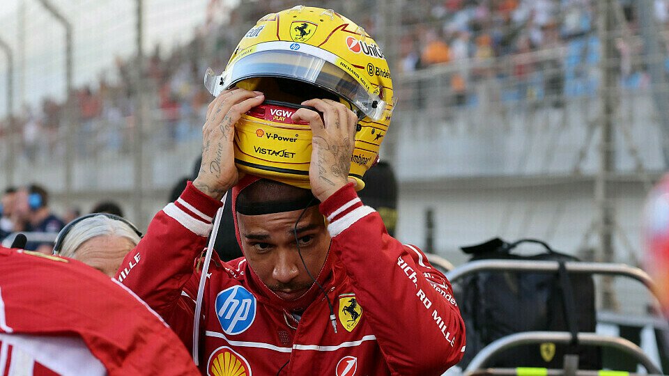 Ferrari-Pilot Lewis Hamilton setzt Helm auf