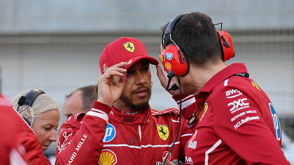 Lewis Hamilton mit Ferrari-Ingenieur am Grid