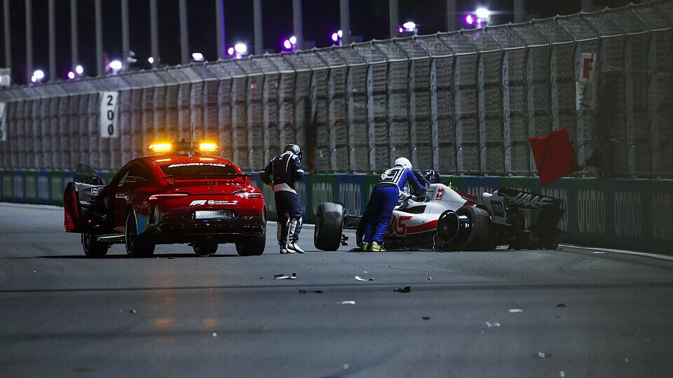 Das Medical Car hält neben dem verunfallten Haas von Mick Schumacher