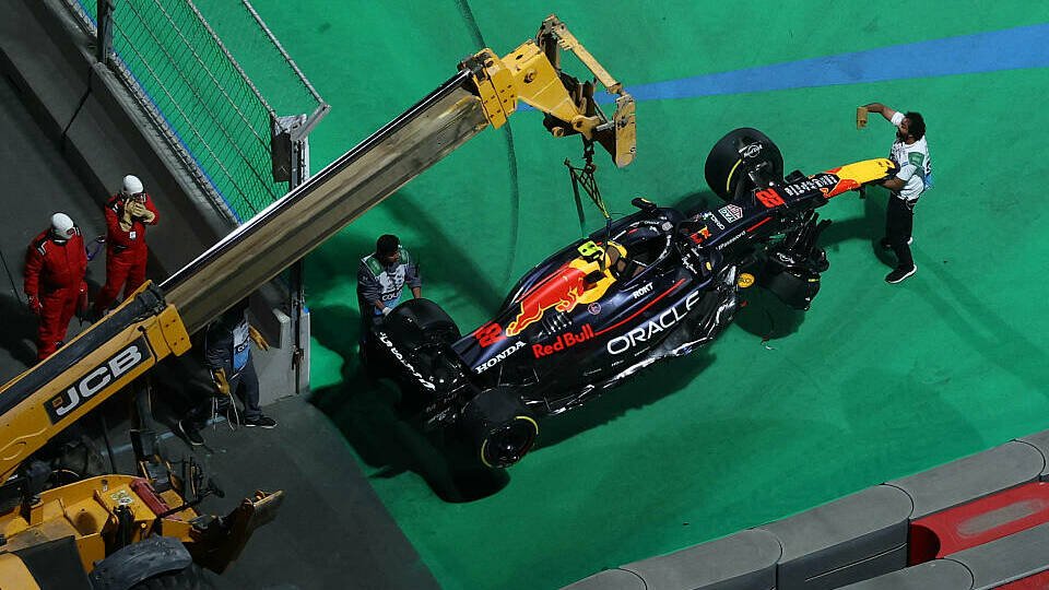 Der Red Bull von Yuki Tsunoda wird nach Unfall abgeschleppt Der Red Bull von Yuki Tsunoda wird nach Unfall abgeschleppt