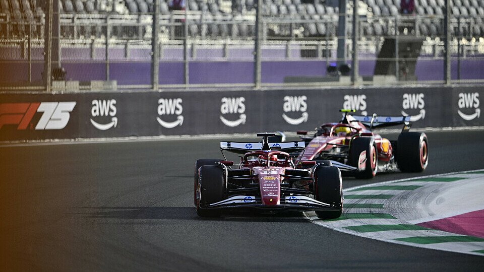 Charles Leclerc im Ferrari vor Teamkollege Lewis Hamilton