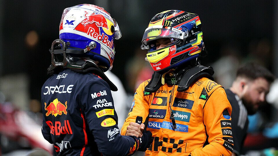 Oscar Piastri (McLaren) gratuliert Max Verstappen (Red Bull) im Parc Ferme zur Pole in Saudi-Arabien