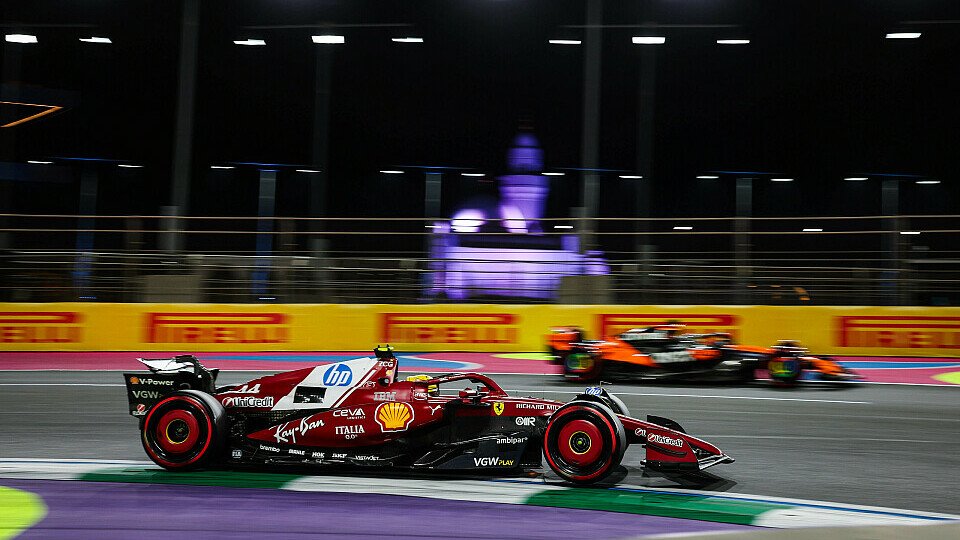 Lewis Hamilton im Ferrari und im Hintergrund Oscar Piastri im McLaren