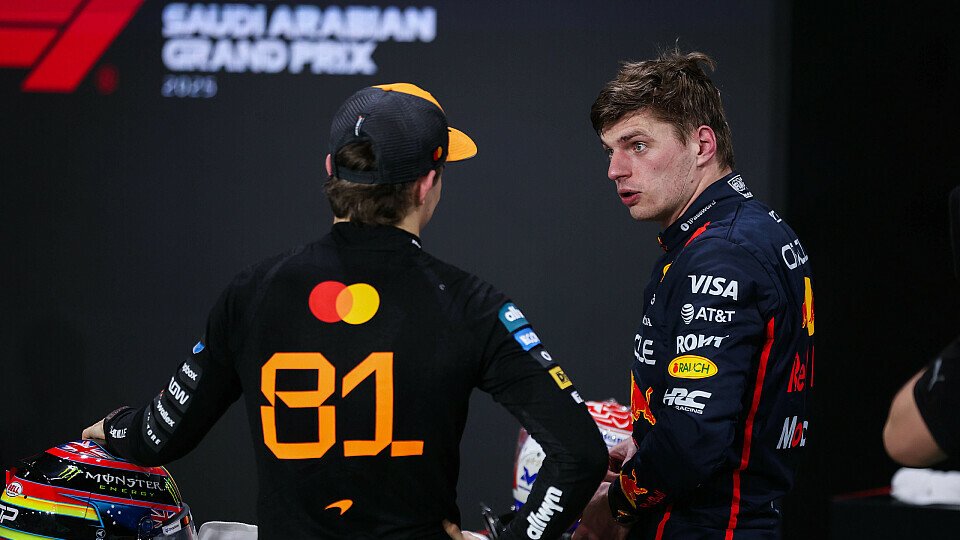 Oscar Piastri (McLaren) im Gespräch mit Polesetter Max Verstappen (Red Bull) im Parc Ferme