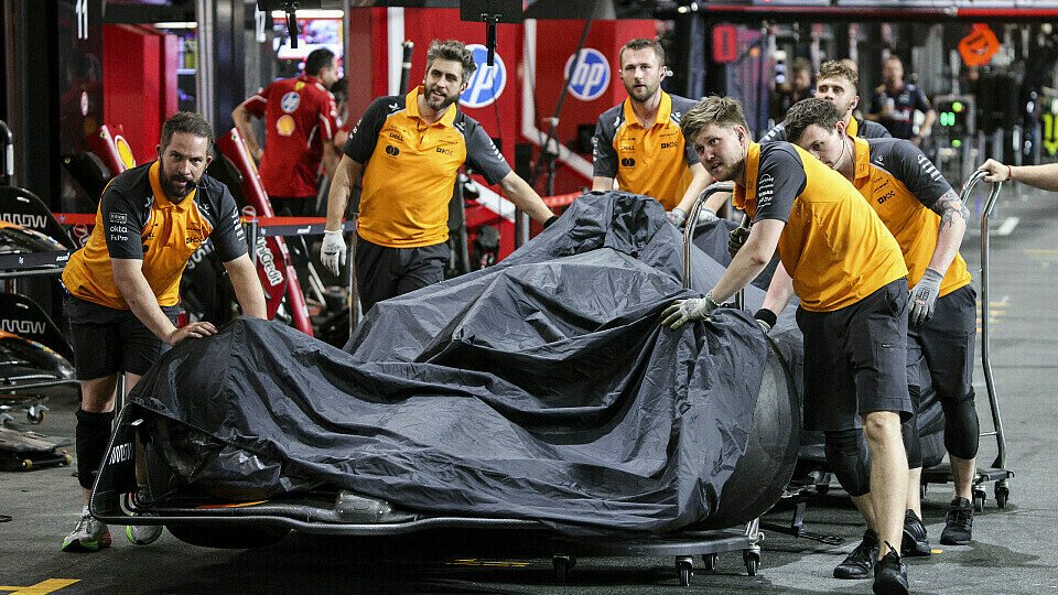 Der abgedeckte McLaren von Lando Norris nach dem Crash