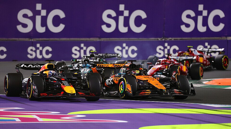 Polesetter Max Verstappen (Red Bull) nach dem Start vor Oscar Piastri (McLaren) und verpasst die erste Kurve im Zweikampf