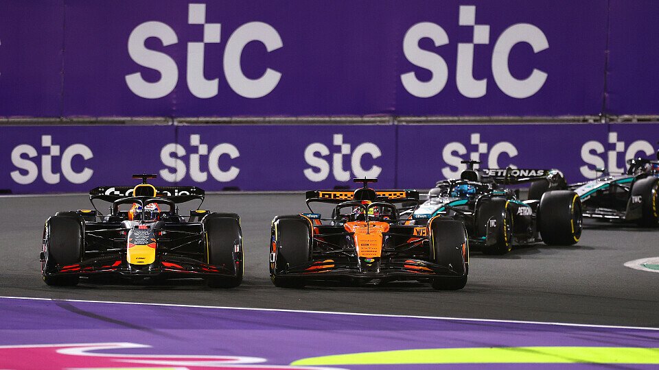Polesetter Max Verstappen (Red Bull) nach dem Start vor Oscar Piastri (McLaren) und verpasst die erste Kurve im Zweikampf