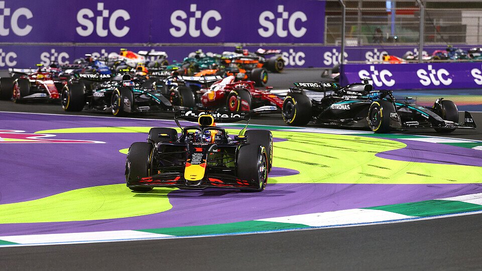Polesetter Max Verstappen (Red Bull) gewinnt den Start vor Oscar Piastri (McLaren) und verpasst die erste Kurve Polesetter Max Verstappen (Red Bull) gewinnt den Start vor Oscar Piastri (McLaren) und verpasst die erste Kurve