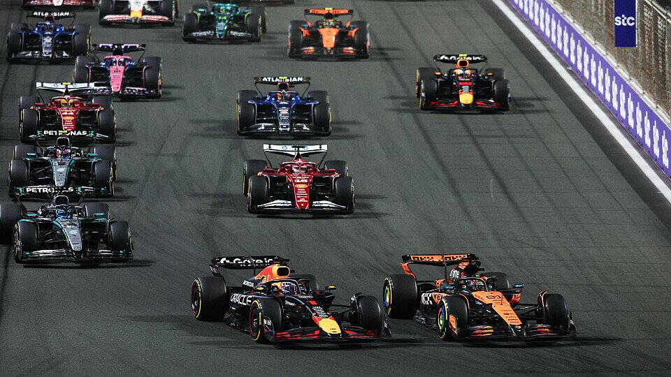 Oscar Piastri greift im McLaren Polesetter Max Verstappen im Red Bull in der ersten Kurve an