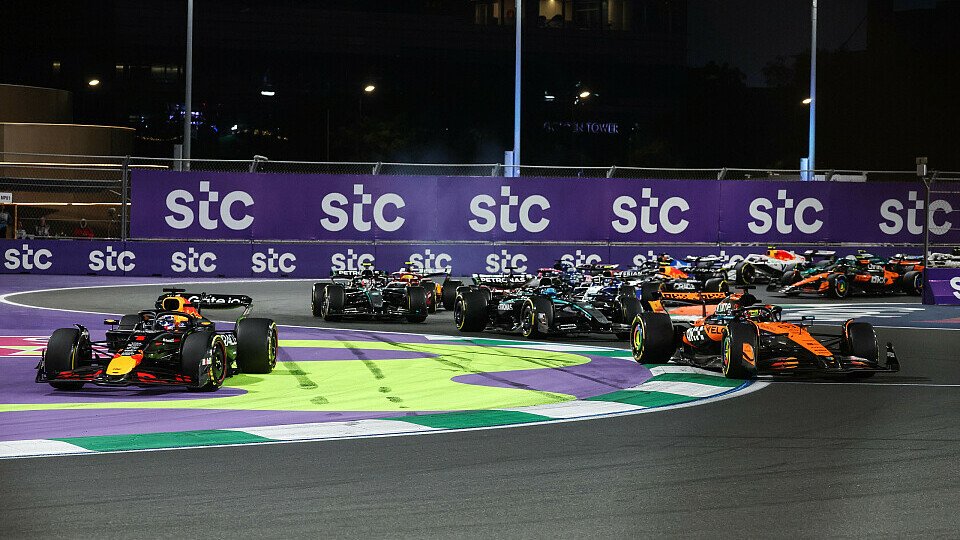 Polesetter Max Verstappen (Red Bull) nach dem Start vor Oscar Piastri (McLaren) und verpasst die erste Kurve im Zweikampf
