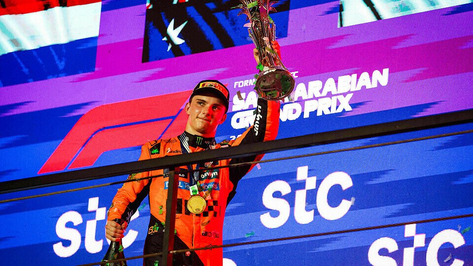 Sieger Oscar Piastri (McLaren) feiert auf dem Podium