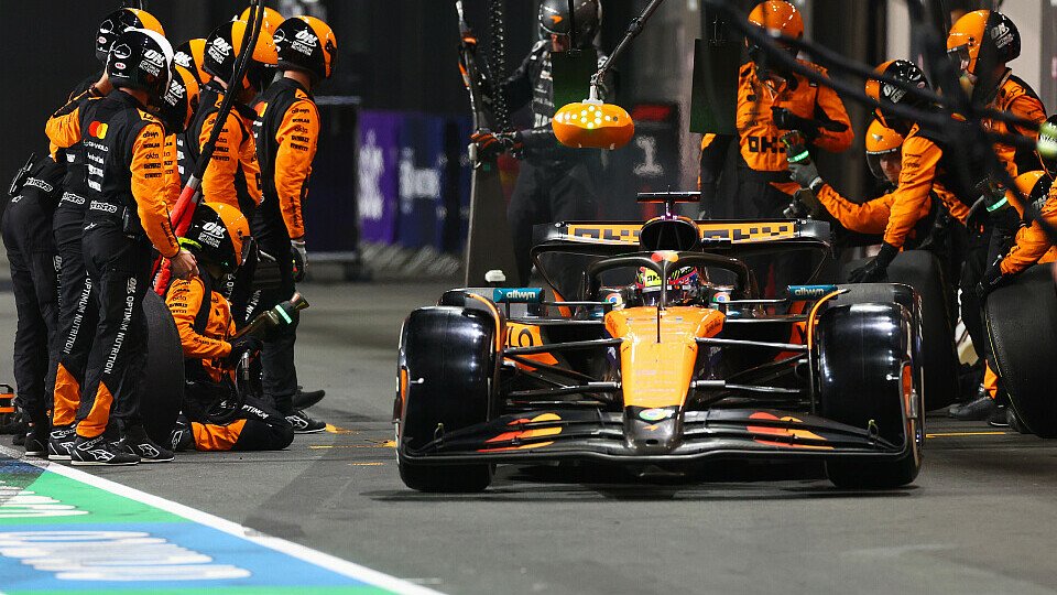 McLaren-Fahrer Oscar Piastri beim Boxenstopp