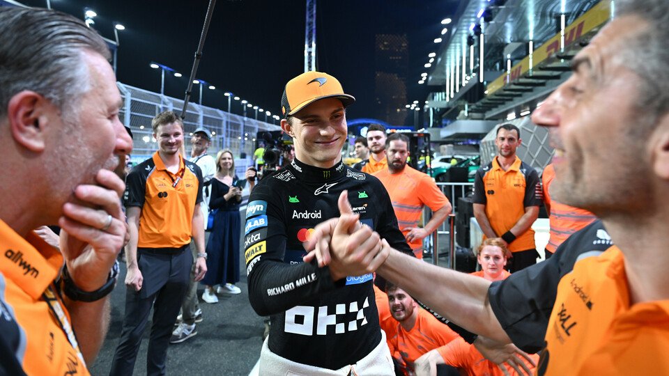 Zak Brown und Andrea Stella gratulieren Oscar Piastri im Parc Ferme zum Sieg Zak Brown und Andrea Stella gratulieren Oscar Piastri im Parc Ferme zum Sieg