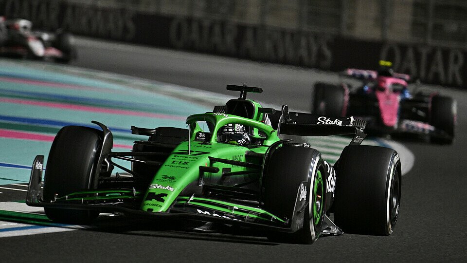 Nico Hülkenberg im Sauber vor Jack Doohan im Alpine und Esteban Ocon im Haas