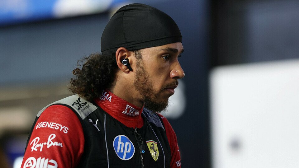 Ferrari-Fahrer Lewis Hamilton mit Kühlweste in der Boxengasse