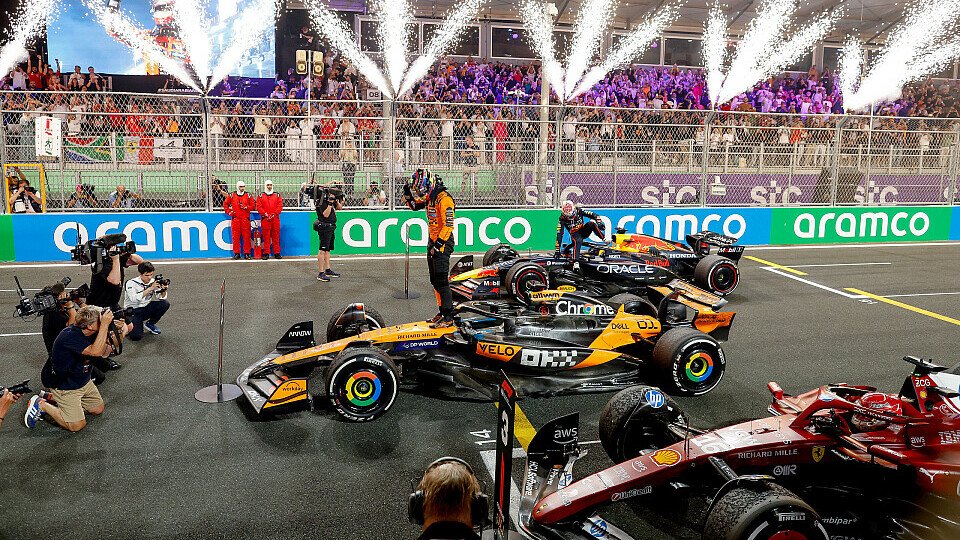 Max Verstappen (Red Bull), Sieger Oscar Piastri (McLaren) und Charles Leclerc (Ferrari) kommen im Parc Ferme an Max Verstappen (Red Bull), Sieger Oscar Piastri (McLaren) und Charles Leclerc (Ferrari) kommen im Parc Ferme an