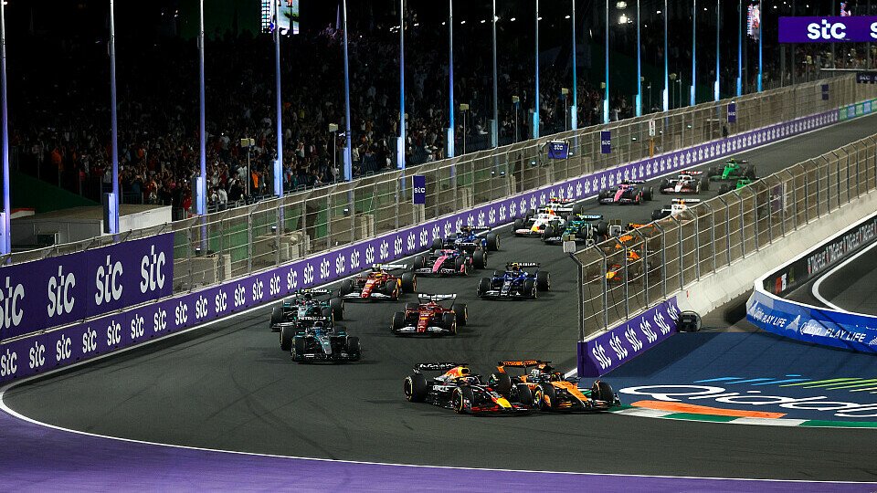 Oscar Piastri (McLaren) hat in der ersten Kurve minimal vor Polesetter Max Verstappen (Red Bull ) die Nase vorne