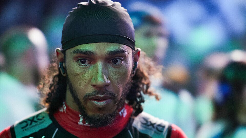 Ferrari-Fahrer Lewis Hamilton mit Kühlweste in der Boxengasse