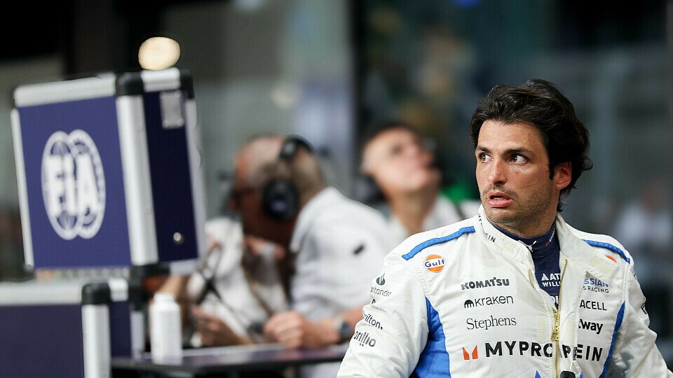 Williams-Pilot Carlos Sainz geht nach dem Qualifying von Saudi-Arabien vorbei an der FIA-Garage