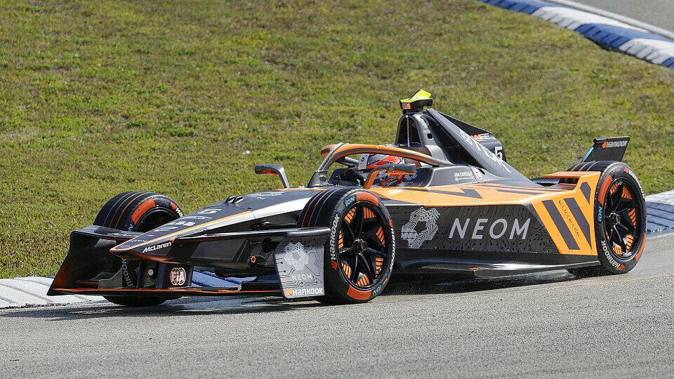 McLaren-Pilot Taylor Barnard fährt beim Formel-E-Rennen in Miami