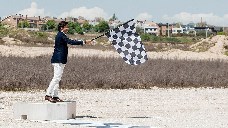 Carlos Sainz schwenkt schwarz-weiß-karierte Flagge Carlos Sainz schwenkt schwarz-weiß-karierte Flagge