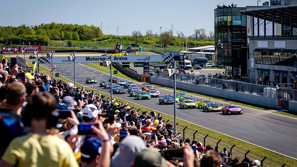 Polesetter Lucas Auer gewinnt im Winward-Mercedes den Start