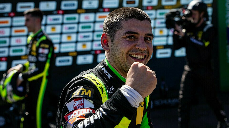 Sieger Ayhancan Güven (Manthey EMA) feiert auf dem Podium Sieger Ayhancan Güven (Manthey EMA) feiert auf dem Podium