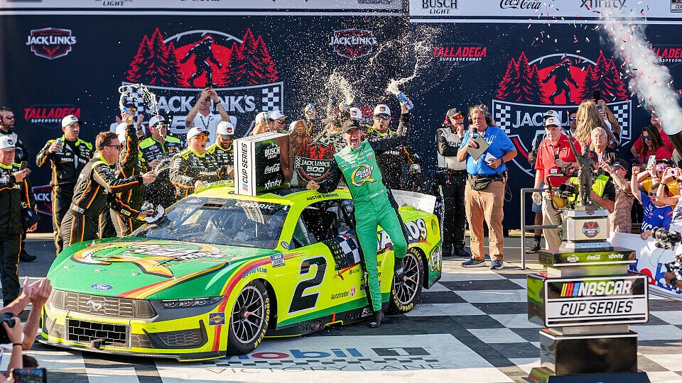 Austin Cindric (#2 Team Penske) feiert den ersten Saisonsieg in der Victory Lane vom Talladega Superspeedway