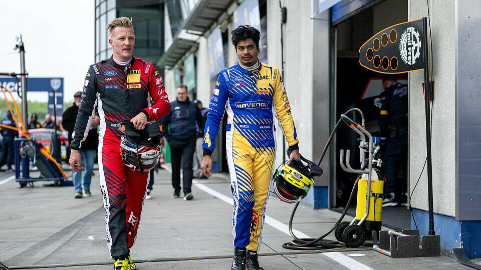 HRT-Fahrer Fabio Scherer und Arjun Maini im Paddock beim Rennwochenende in Oschersleben.