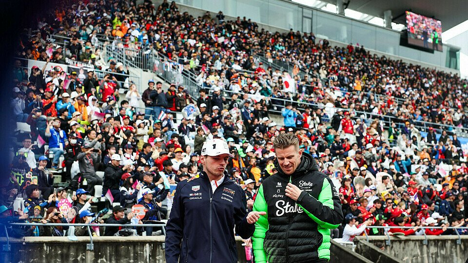 Max Verstappen und Nico Hülkenberg in Konversation beim Japan Grand Prix 2025. Max Verstappen und Nico Hülkenberg in Konversation beim Japan Grand Prix 2025.
