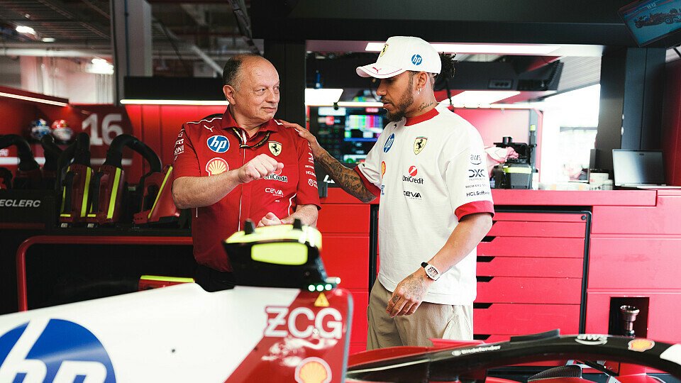 Teamchef Frederic Vasseur und Lewis Hamilton in der Ferrari-Box Teamchef Frederic Vasseur und Lewis Hamilton in der Ferrari-Box