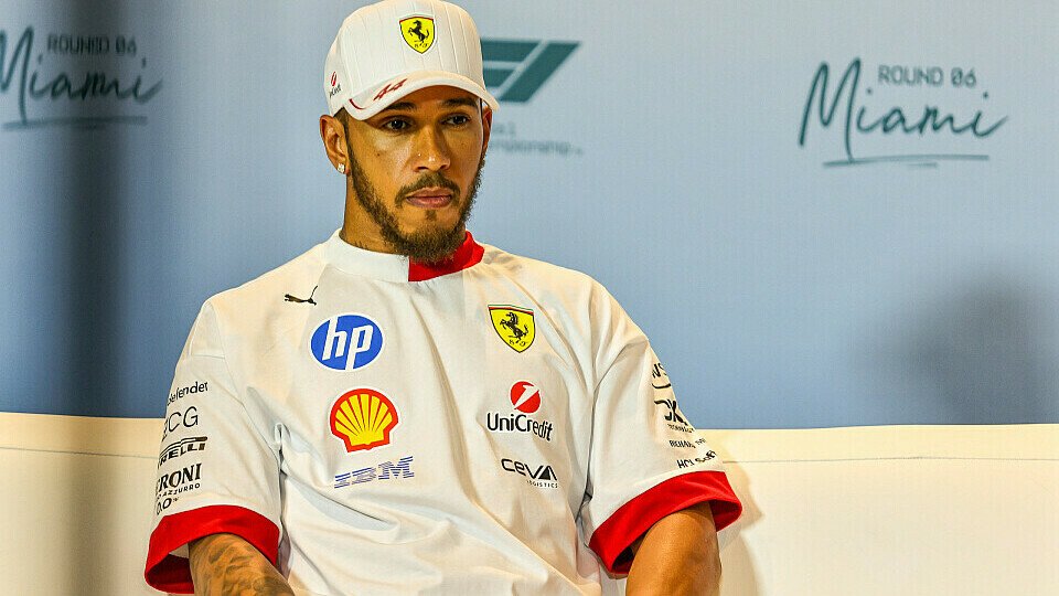 Lewis Hamilton sitzt mit einem ernsten Gesichtsausdruck bei der Pressekonferenz in Miami.