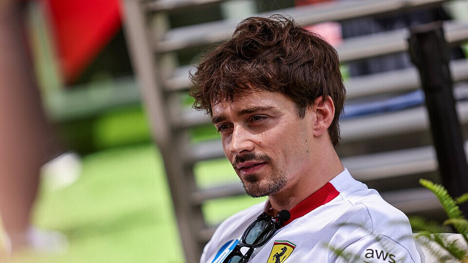 Charles Leclerc sitzt vor dem F1-Rennen in Miami im Fahrerlager