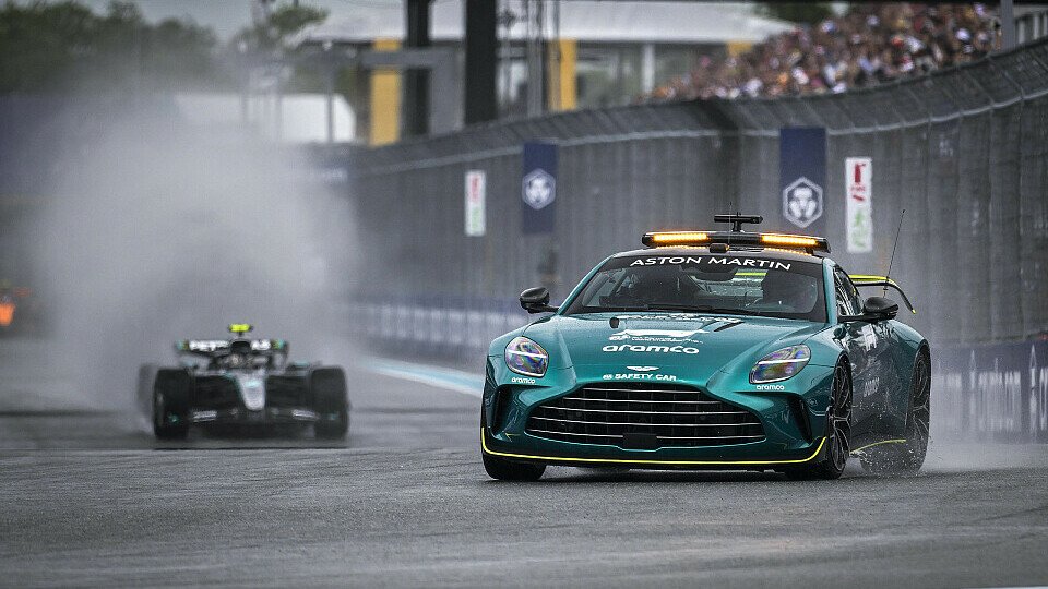 Kimi Antonelli führt im Mercedes hinter dem Safety Car das Rennen an Kimi Antonelli führt im Mercedes hinter dem Safety Car das Rennen an