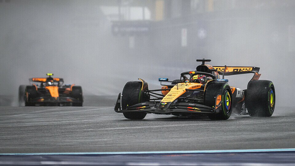 Oscar Piastri führt im McLaren vor Teamkollege Lando Norris das Rennen an