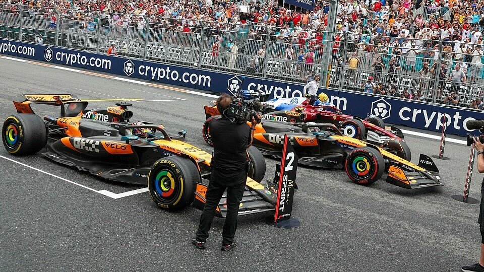 Oscar Piastri (McLaren), Sprint-Sieger Lando Norris (McLaren) und Lewis Hamilton (Ferrari) Oscar Piastri (McLaren), Sprint-Sieger Lando Norris (McLaren) und Lewis Hamilton (Ferrari)