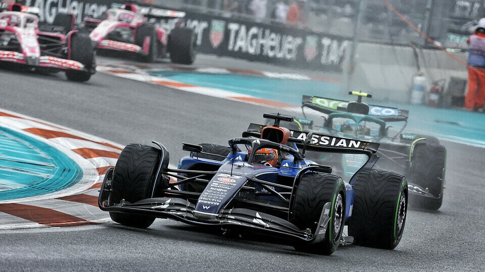 Alexander Albon im Williams vor Fernando Alonso im Aston Martin und den beiden Racing Bulls