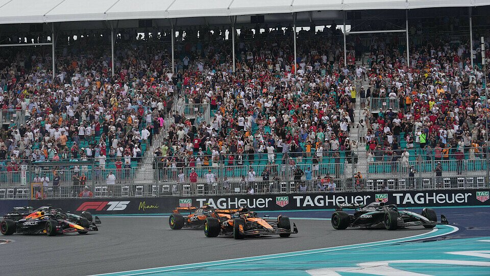 Oscar Piastri (McLaren) gewinnt den Start vor Kimi Antonelli (Mercedes), Oscar Piastri (McLaren), Max Verstappen (Red Bull) Oscar Piastri (McLaren) gewinnt den Start vor Kimi Antonelli (Mercedes), Oscar Piastri (McLaren), Max Verstappen (Red Bull)