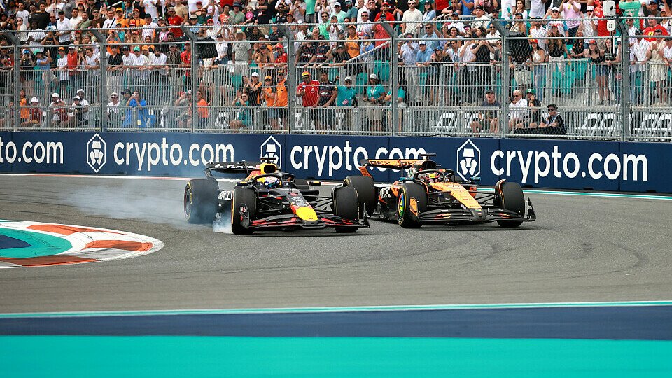 Zweikampf zwischen Max Verstappen im Red Bull vor Oscar Piastri im McLaren